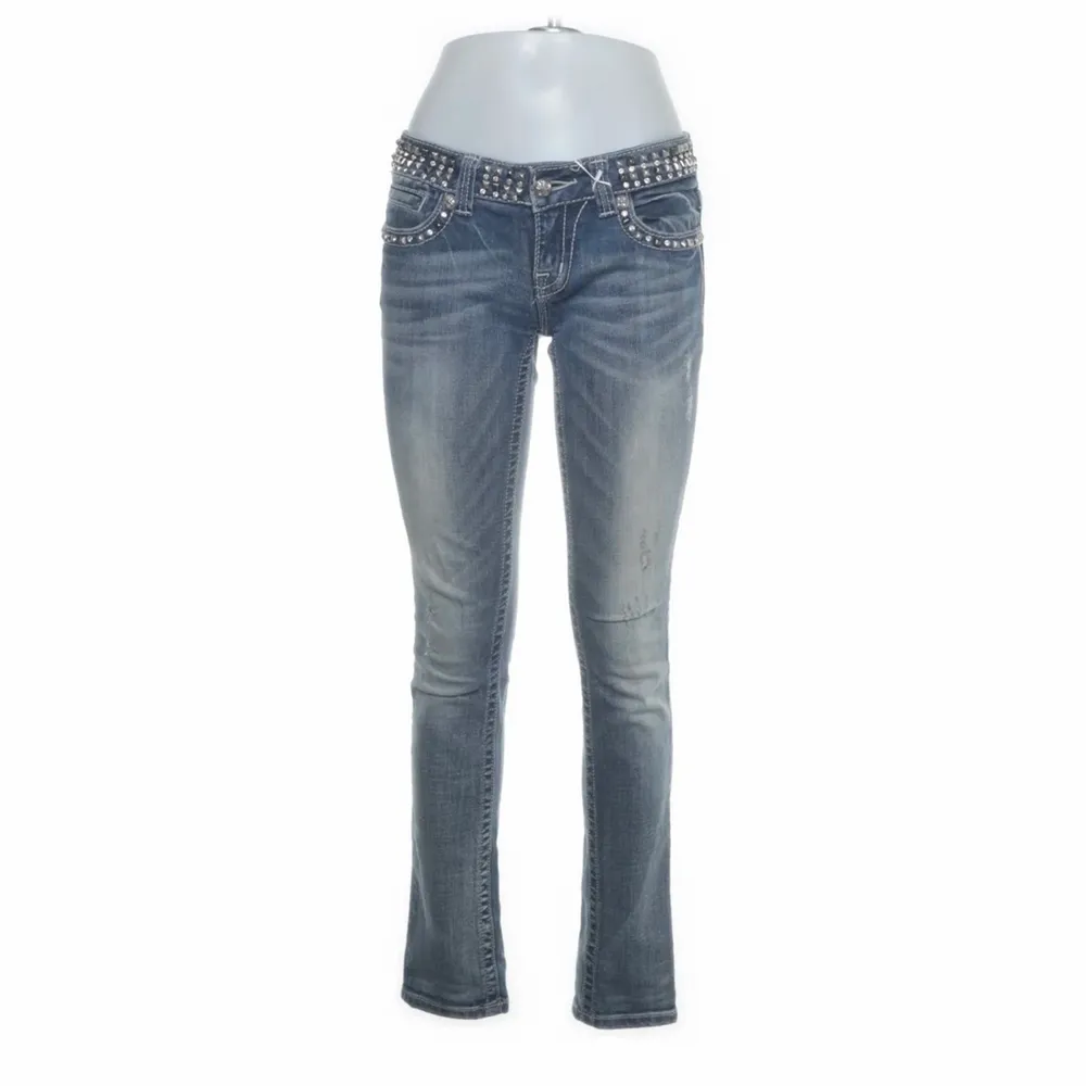 säljer mina fina miss me jeans i storlek 26! 💌 de är lågmidjade, slim fit, och i fint skick. kontakta mig om du undrar över något 🤍. Jeans & Byxor.