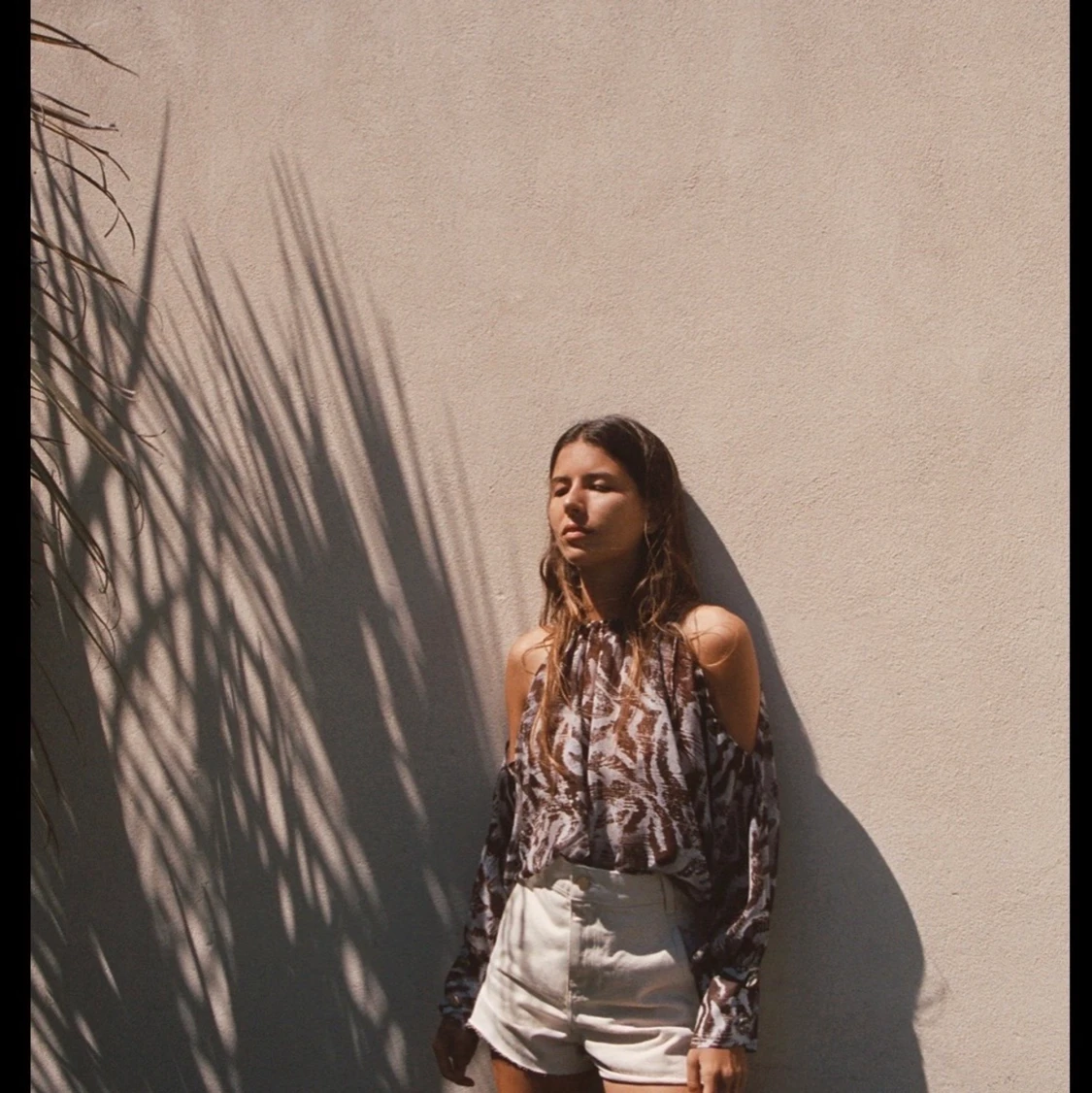 Zara topp mönstrad med cut out på axlarna sökes - 91