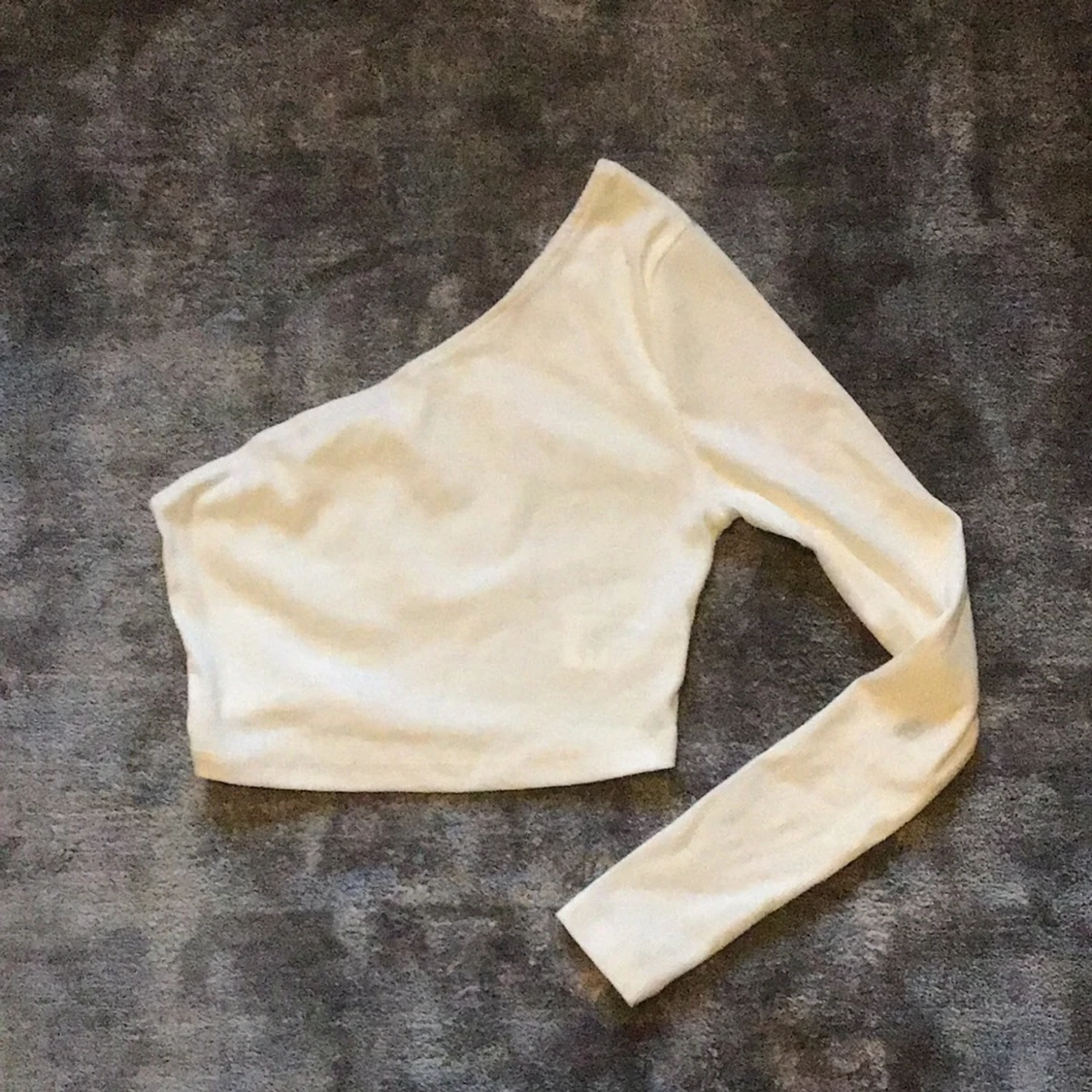 Vit tröja, säljs pga inte kommer till användning. Finns en liten fläck.