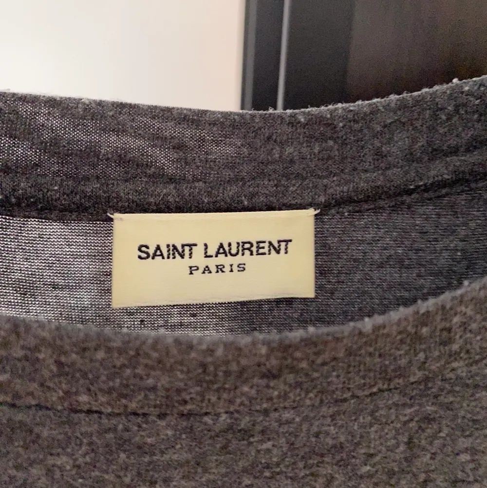 Säljer min Saint Laurent T-shirt i storlek M, sitter som en S. Tröjan är sällan använd och tröjan är i mycket bra skick.  Skriv för fler frågor!. T-shirts.