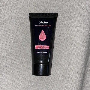 Polygel - Endast använd på ett finger så väldigt mycket kvar i den den är inte så röd i verkligen 