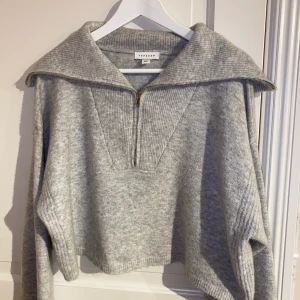 grå stickad tröja - supermysig grå stickad tröja! säljs då den inte kommer till användning 