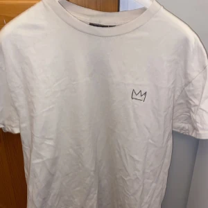 Hov1 tröja - Säljer min fina hov1 tröja från deras turné sommaren 2022. Använder inte den därav säljer jag den. Kom privat för fler bilder. (Tröjan är limited edition så säljs inte någon annanstans) Tröjan är M men passar S med💗Vid snabb affär kan priset diskuteras