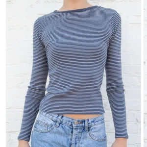 tajt tröja - randig tröja från brandy mellville! perfekt basplagg att ha i garderoben som ett safecard! så mjuk och skön och passar till allt🥰