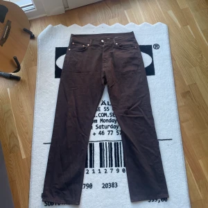 Weekday jeans  - Bruna jeans från weekday, knappt använda 
