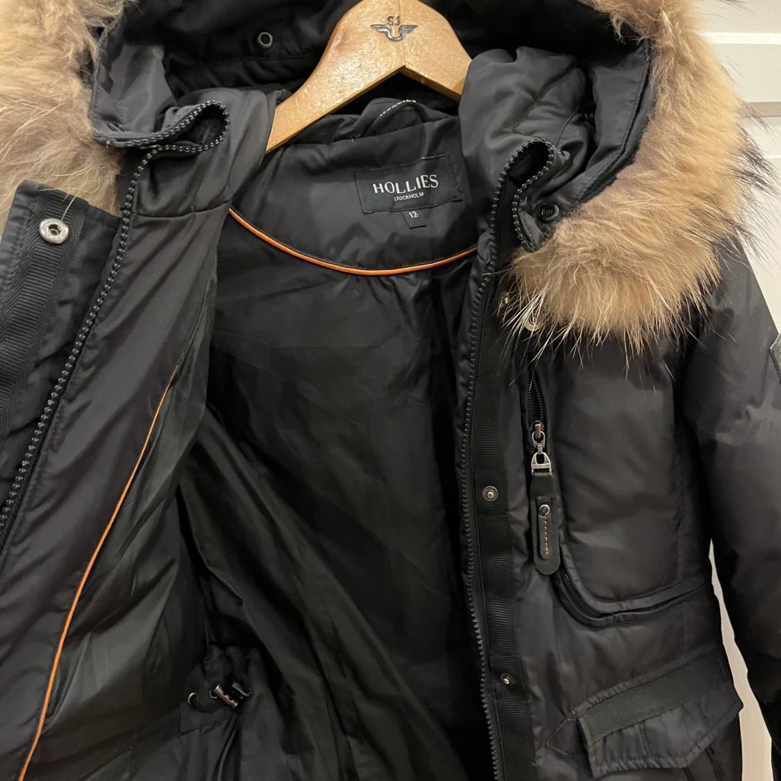 Hollies jacka.  - 91