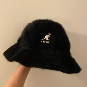 Hatt Kangol - Jättefin hatt från märket Kangol. Med 45% angorapäls. I superfint skick!  Hämtas hos mig i Göteborg eller skickas mot att köparen betalas frakt. 