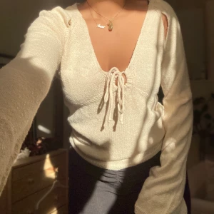 Långärmad tröja  - Ljusbeige typ stickad tröja från ASOS med extra långa vida armar. Aldrig använd, nypris 369kr. Storlek 40 men passar mig som är en 36-38a om man vill att den ska sitta lite löst. Frakt tillkommer eller hämtas i Sundbyberg :)