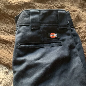 Dickies kostymbyxor mörkblå - Vet inte riktigt vilken storlek då jag inte kan se det men jag har M på byxor och de e för små så skulle säga att de passar en S❤️