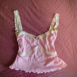 Coquette sugar thrillz Dollskill top S  - En väldigt gullig topp som linkar stilen coquette, dollette, milkmaid. Säljer pågrund av att det inte riktigt är min stil längre! 💕 Köparen står för frakten <33 