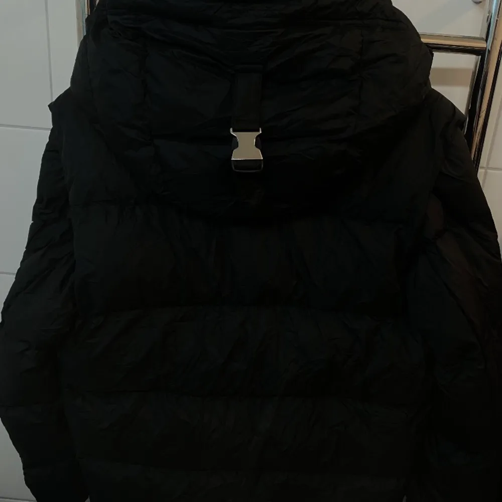 OBS!! MEDFÖLJER KVITTO  Säljer äkta Burberry jacka, färgen svart (modell: Leeds Hooded Nylon Down jacket). Storlek M/L Jackan är i nyskick med lappar kvar. Inga skambud eller byten. . Jackor.