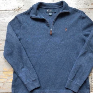 Ralph lauren half zip - En jätte fin tröja i väldigt bra skick. Den sitter s/m. Ny pris 2000kr+.