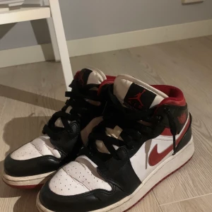 Jordans Nike  - Säljer mina jordans eftersom dom inte används längre tuvärr så har dom blivit slitna inuti men annars är dom bra, nypris 1500kr mitt pris 500. 
