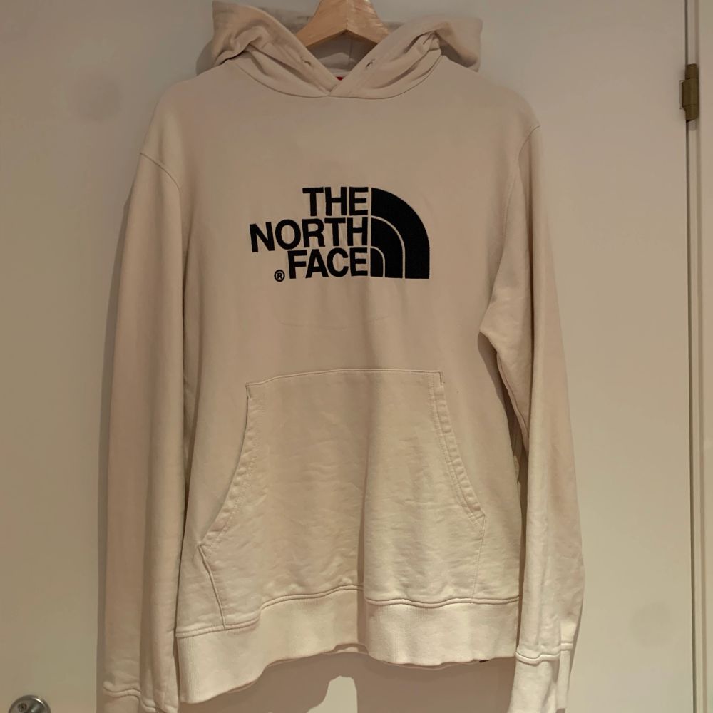 Säljer the north face hoodie, stl. M Nypris 600kr. Huvtröjor & Träningströjor.