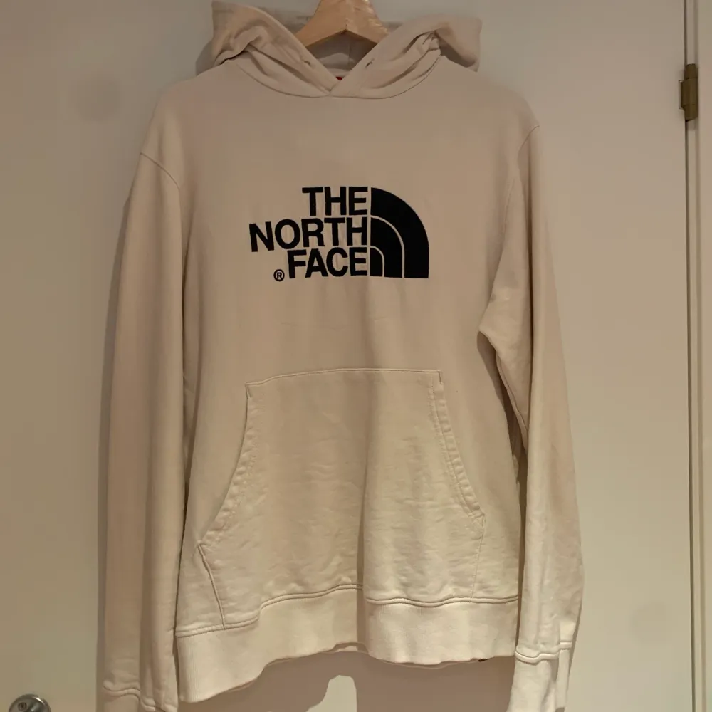 Säljer the north face hoodie, stl. M Nypris 600kr. Hoodies.
