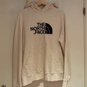 Säljer the north face hoodie, stl. M Nypris 600kr