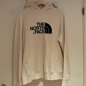 Säljer the north face hoodie, stl. M Nypris 600kr