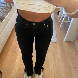 Svarta jeans från Gina - Ett par svarta jeans från Gina tricot som har blivit för små❣️ Jeansen har en slit på sidan och passar mig i längden som är 160cm lång eftersom jag klippt av dem. Köpare står för frakt.