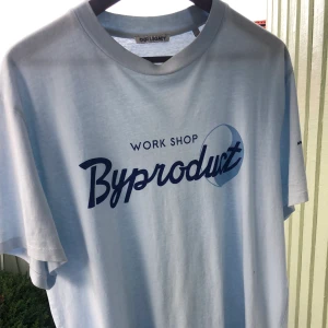 Our legacy x byredo  -   Our Legacy x byredo Storlek 50 (passar M och L) Finns 2 små hål längst ner på tröjan(kan skicka bild) annars mycket bra skick  Pris 800kr 