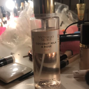 Victoria secret body mist❤️ -  Victoria secret mist som luktar ljuvligt säljer då jag har så många parfymer❤️ kanske 85% kvar av den skriv vid frågor k