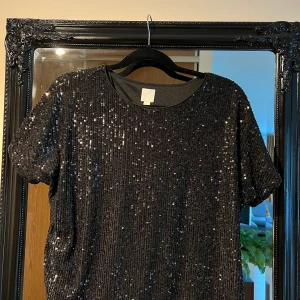 Paljett T-shirt  - Svart T-shirt med paljetter 