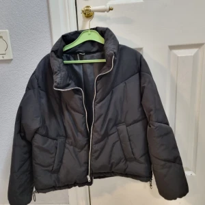 Svart vinterjacka stl. S - Svart vinterjacka från H&M i storlek S. Knappt använd, i princip som ny. Lite stor i storlek, bild 2 visar hur den sitter på mig som vanligen bär storlek M.