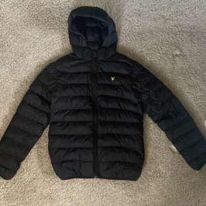 Dunjacka - Lyle scott dunjacka, passar ungefär personer mellan 170 till 175.  Har inga hål. Köpt för 700 kr Står inte för frakten 