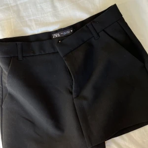 Byxkjol Zara - Garderobsrensning!!! Kommer mer!!! Säljer denna byxkjol som är i superbra skick. Både praktisk och väldigt snygg.  Storlek: M (passar mindre också) Färg: Svart Köparen står för frakten!!! 