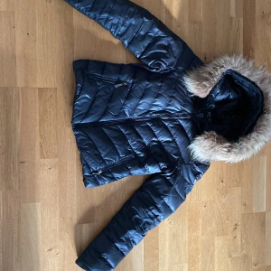 Jacka från hollies - En jätte fin jacka som är äkta från Hollies men som tyvärr har en söndrig dragkedja som behövs bytas därav priset! 