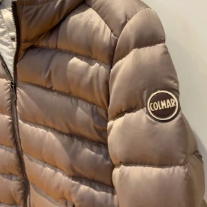 Colmar - Champagnefärgad jacka från Colmar. Perfekt inför hösten och vintern. Storleken är en italiensk 44 vilket motsvarar 36/38🤍 Hör av dig vid intresse eller fler bilder.