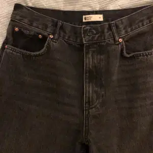 Ett par jeans från ginatricot som är svart/gråa i färgen! De är i storleken 40, men passar mig bra som har M och som är 175 ungefär💘