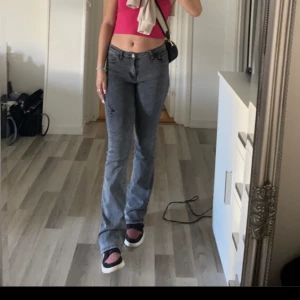 lågmidjade byxor - säljer dessa sjukt snygga lågmidjade byxor som inte heller kommer till användning💕dom sitter perfekt