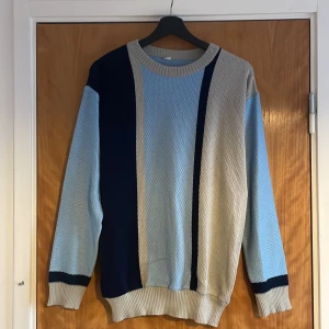 stickad tröja - en stickad långärmad tröja i olika färger. 