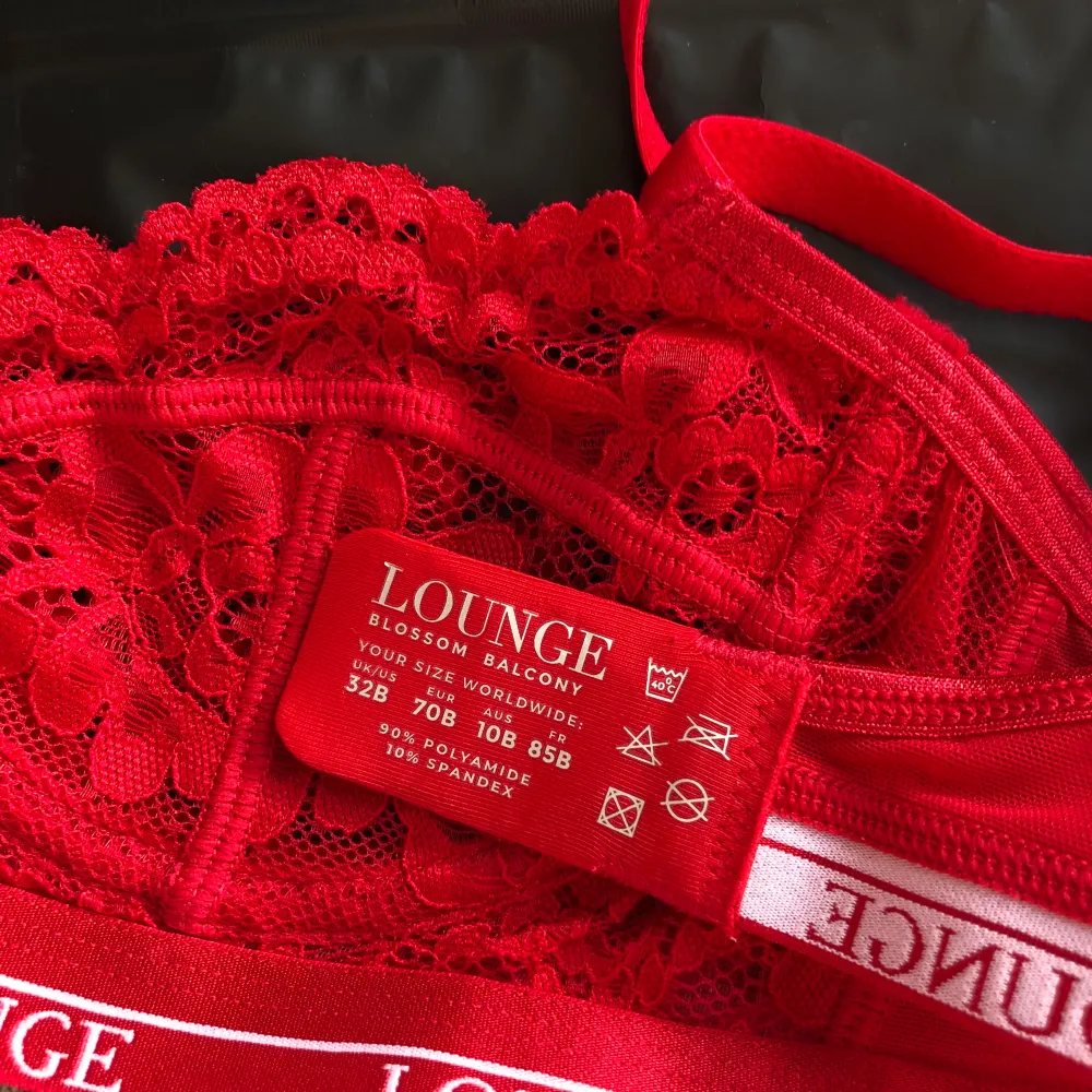 Beställde ett sett från Lounge Underwear som var för litet. Därför aldrig använt. HELT NYTT ❤️Setet köptes för 650, säljer bh:n för 250. Originalpåse medföljer. Strl 70B.  Trosor (xs) kan fås på köpet, aldrig använda men förstår köparens osäkerhet. . Toppar.