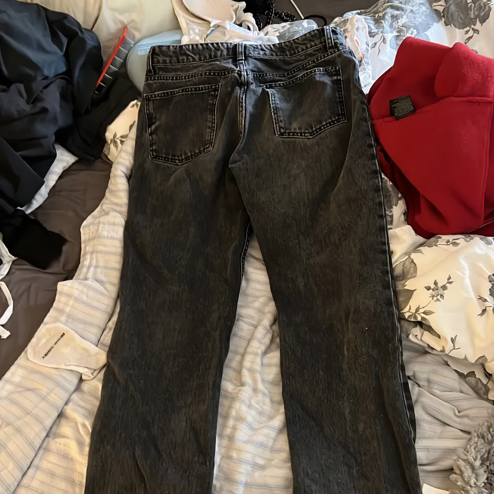 Svarta jeans från zara. Säljer pågrund av att dom är försmå. Bra i längd på mig som är 172.. Jeans & Byxor.