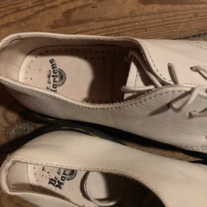 Dr Martens strl 39 - Vita Dr Martens i strl 39. Oanvända pga för stora för mig som vanligtvis har 38. Kan mötas upp i Göteborg, annars står köparen för frakt.