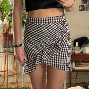  Söt miniskirt / kjol från BikBok, storlek 38! Gör så att man får men jättefin figur som markerar midjan och benen på ett jättefint sätt💘