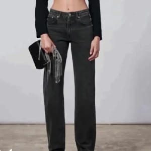 Zara mid Waist jeans - Säljer nu mina mid waist jeans ifrån zara då dom är för stora, dom har aldrig passat så är nästan oandvända 😇💖 slutsålda !! Lånad bild💗