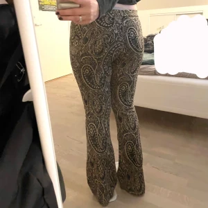 Flared byxor - The well known booty pants som va/är så populära. Aldrig använda prislappen är kvar.