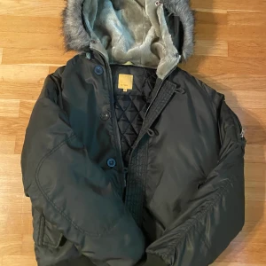 Theo Vinterjacka  - Klass Theo Vinterjacka som vill överlämnas till en ny ägare. Hör av mig om du är intresserad. Bra skick använt ett få tal gånger