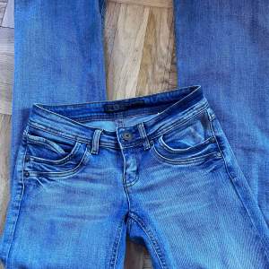 Söta lågmidjade only jeans. Passar mig som är 170 ish (långa) storlek 26w, passar som 34-36. Ljusblå
