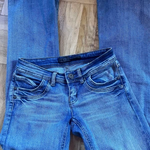 Lågmidjade jeans - Söta lågmidjade only jeans. Passar mig som är 170 ish (långa) storlek 26w, passar som 34-36. Ljusblå