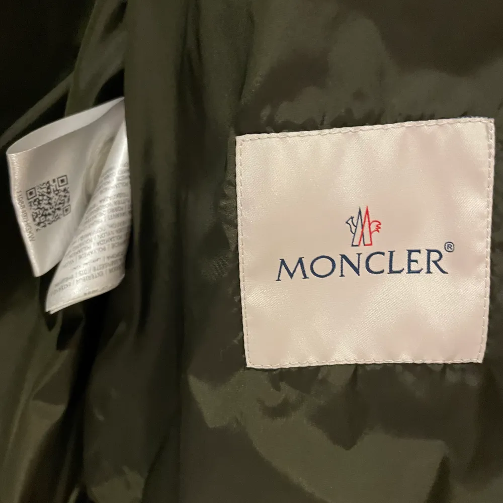 Säljer min as snygga moncler jean claude i färgen olive. Säljs pga att den inte kommer till någon användning. Skick 9/10 ON HOLD PÅ 3,6!. Jackor.