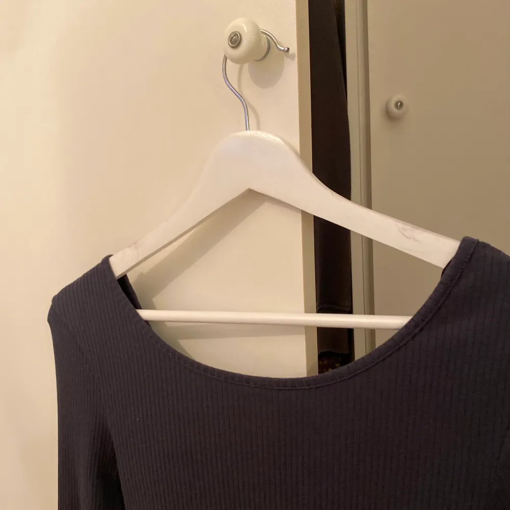 Långärmad tröja köpt från Nelly.com, märket Pisces. Använd några enstaka gånger. 100 + frakt💞 (säljer en likadan i grön). Tröjor & Koftor.