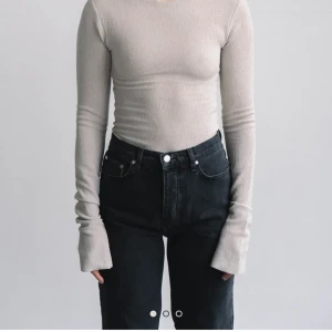 Adsgn  - Säljer för den kom aldrig till användning då satte den för tight vid brösten. Provat endast så har aldrig använt 