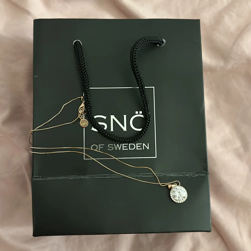 Säljer ett oanvänt halsband från snö of sweden. Halsbandet är i rosé guld och en fin liten påse tillkommer med halsbandet!. Övrigt.