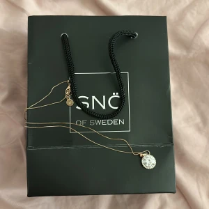 Snö of sweden halsband - Säljer ett oanvänt halsband från snö of sweden. Halsbandet är i rosé guld och en fin liten påse tillkommer med halsbandet!