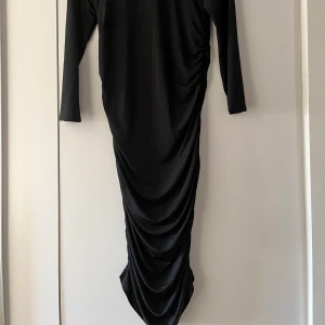 Festklänning - Superfin klänning med polokrage. Perfekt till en utekväll eller middag. kan skickas.