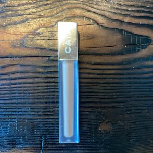 Consealer från Caia  - Säljer denna concealer från Caia då den tyvärr är för mörk för mig, inte testad på ansiktet  bara på handen. Tryck inte på köp nu!  Jag står inte för postens slarv.💓 Och står inte postens slarv💓💓