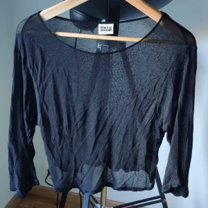 See through tröja  - Mysig tröja med 3/4 ärm. Snyggt med underkläder för den vågade. Storlek XS men passar mig som är M. Använts 1 gång. Skriv i chatt vid intresse, möts upp i Hägersten. 
